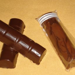 Rellenas con pasta de maní.
