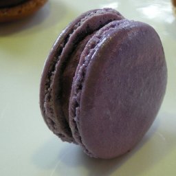 Macaron black currant
