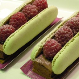 Strawberries on praliné and macarons pistaches
