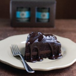 Cake with fudge sauce
