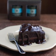 Cake with fudge sauce