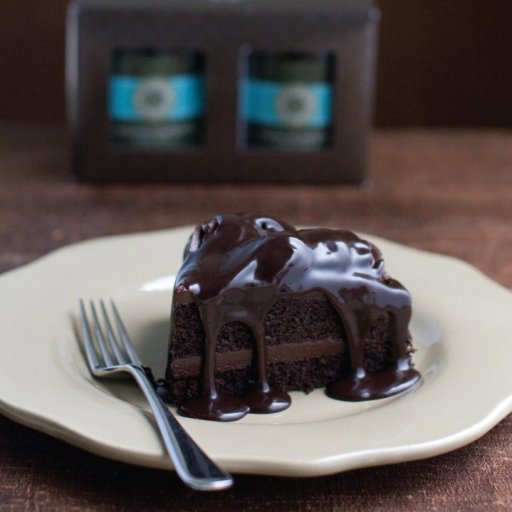 Cake with fudge sauce