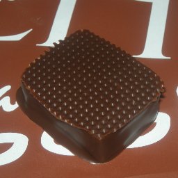 Praliné noisettesamandes & macarons chocolat. Santander 85%.